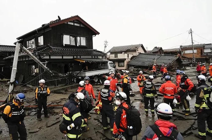 Nhật Bản 'chạy đua' cứu nạn nhân động đất trong băng giá