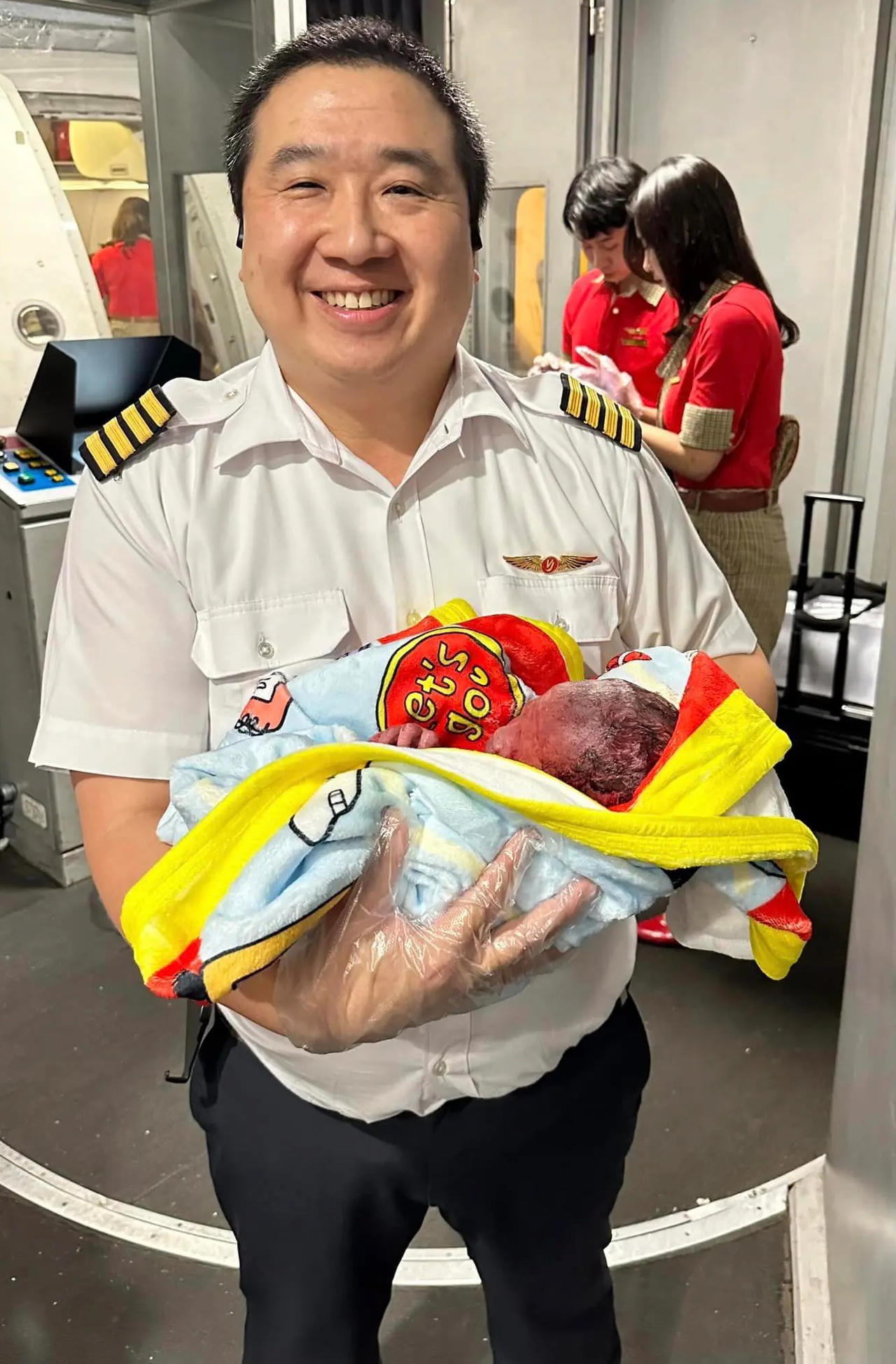 Nam phi công đỡ đẻ thành công trên máy bay