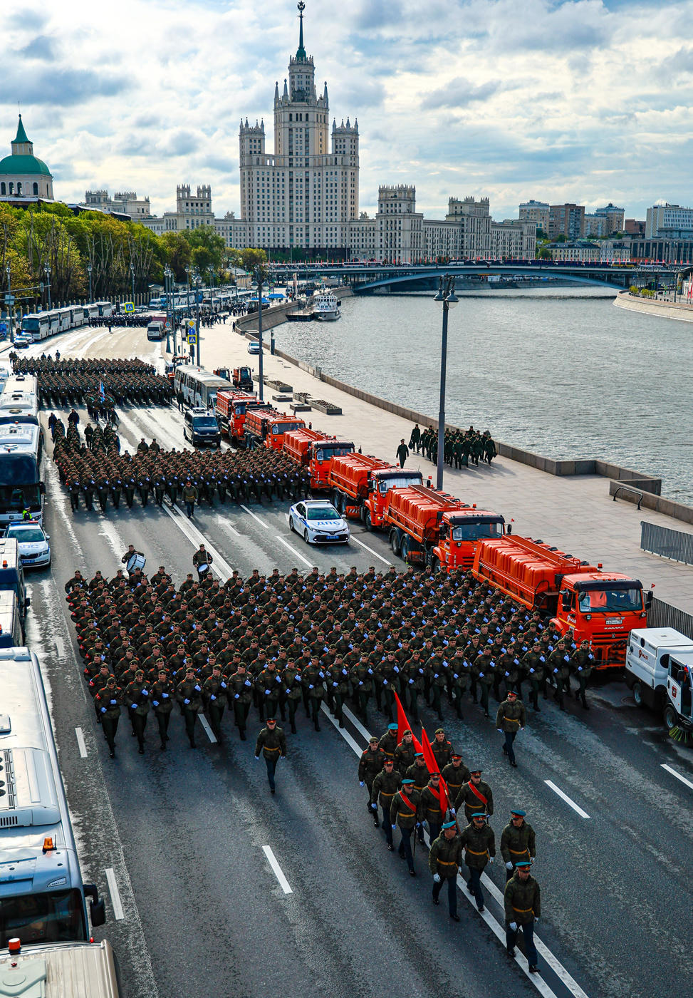 Xem Nga rầm rộ diễn tập duyệt binh mừng Ngày Chiến thắng trên Quảng trường Đỏ