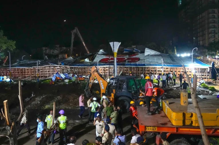 Biển quảng cáo 'khổng lồ' rơi đè chết nhiều người ở Ấn Độ