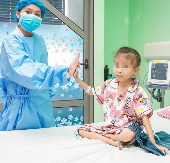 Bà nội hiến thận cứu cháu gái 