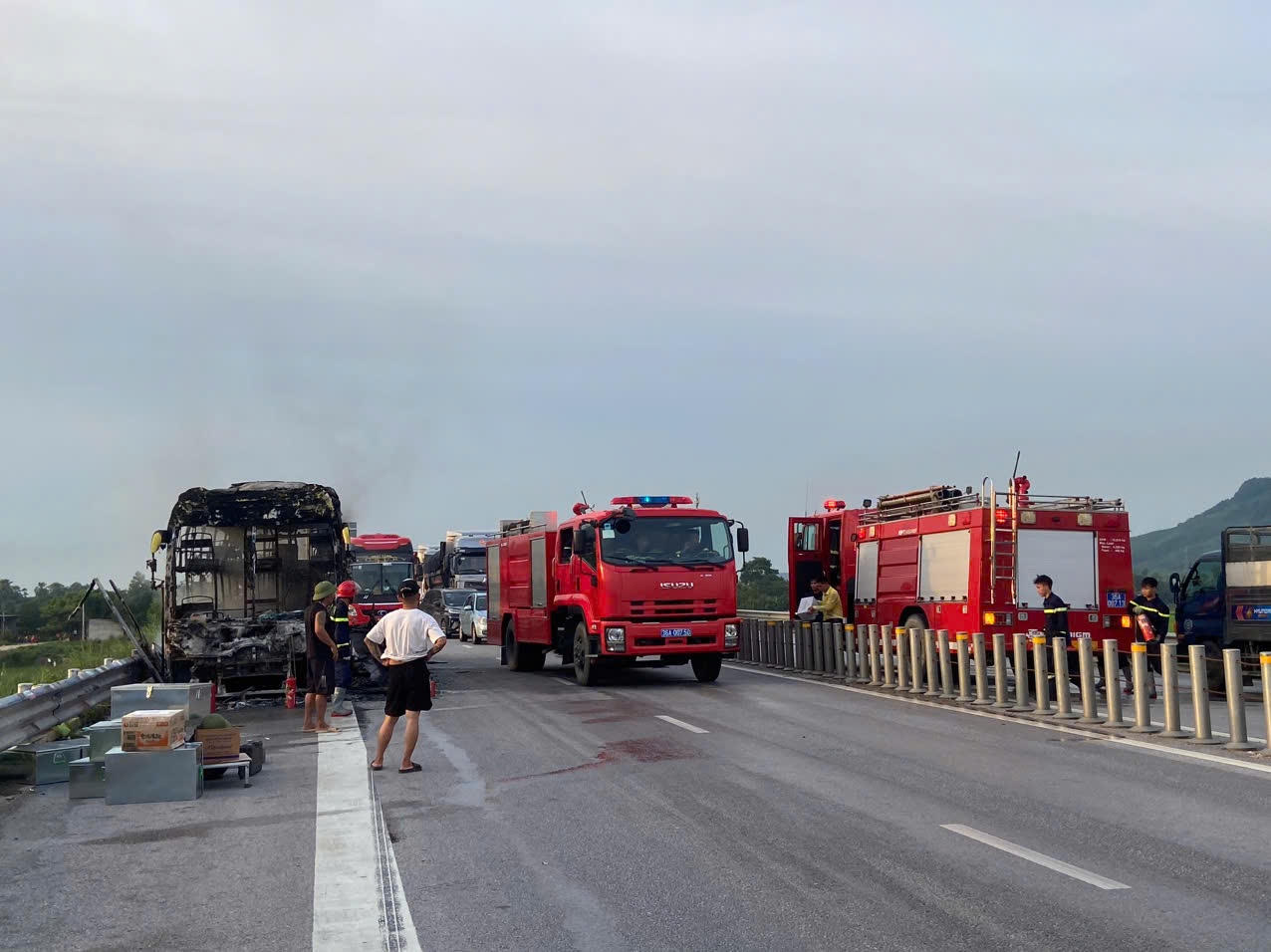 Xe khách bốc cháy dữ dội trên cao tốc Bắc - Nam