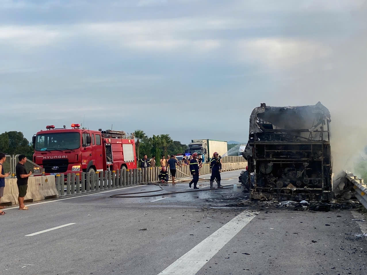 Xe khách bốc cháy dữ dội trên cao tốc Bắc - Nam