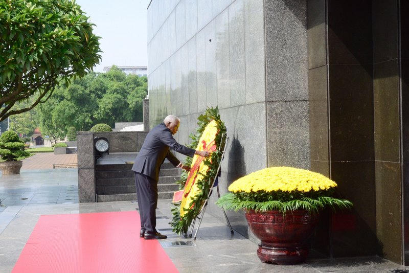 Chủ tịch Quốc hội Cuba dâng hoa tưởng niệm Chủ tịch Hồ Chí Minh