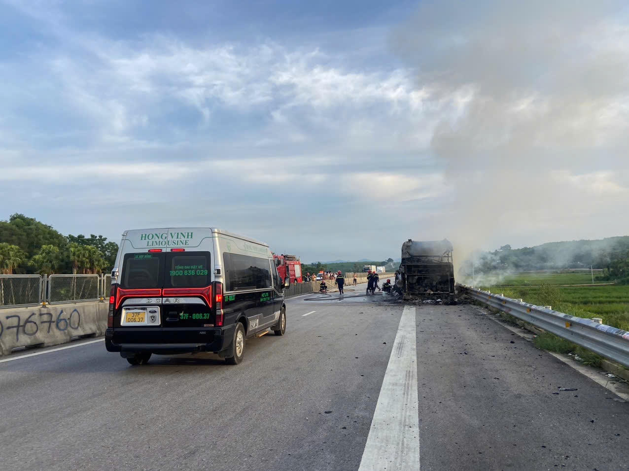 Xe khách bốc cháy dữ dội trên cao tốc Bắc - Nam