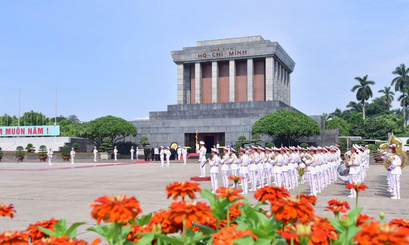 Chủ tịch Quốc hội Cuba dâng hoa tưởng niệm Chủ tịch Hồ Chí Minh