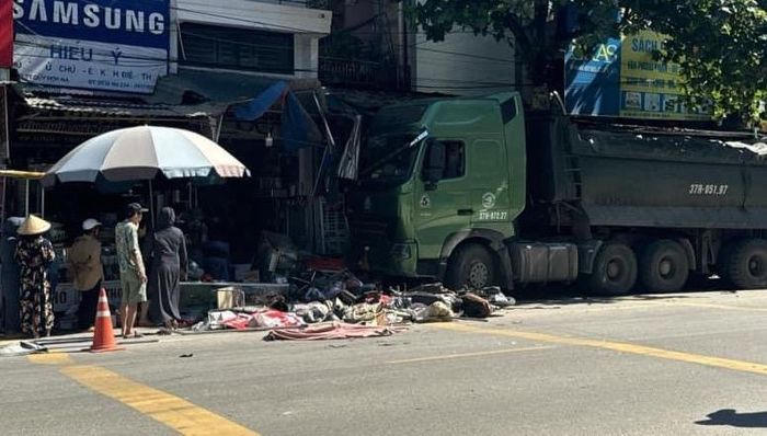 Xe đầu kéo tông liên hoàn, 1 người chết, 3 người bị thương