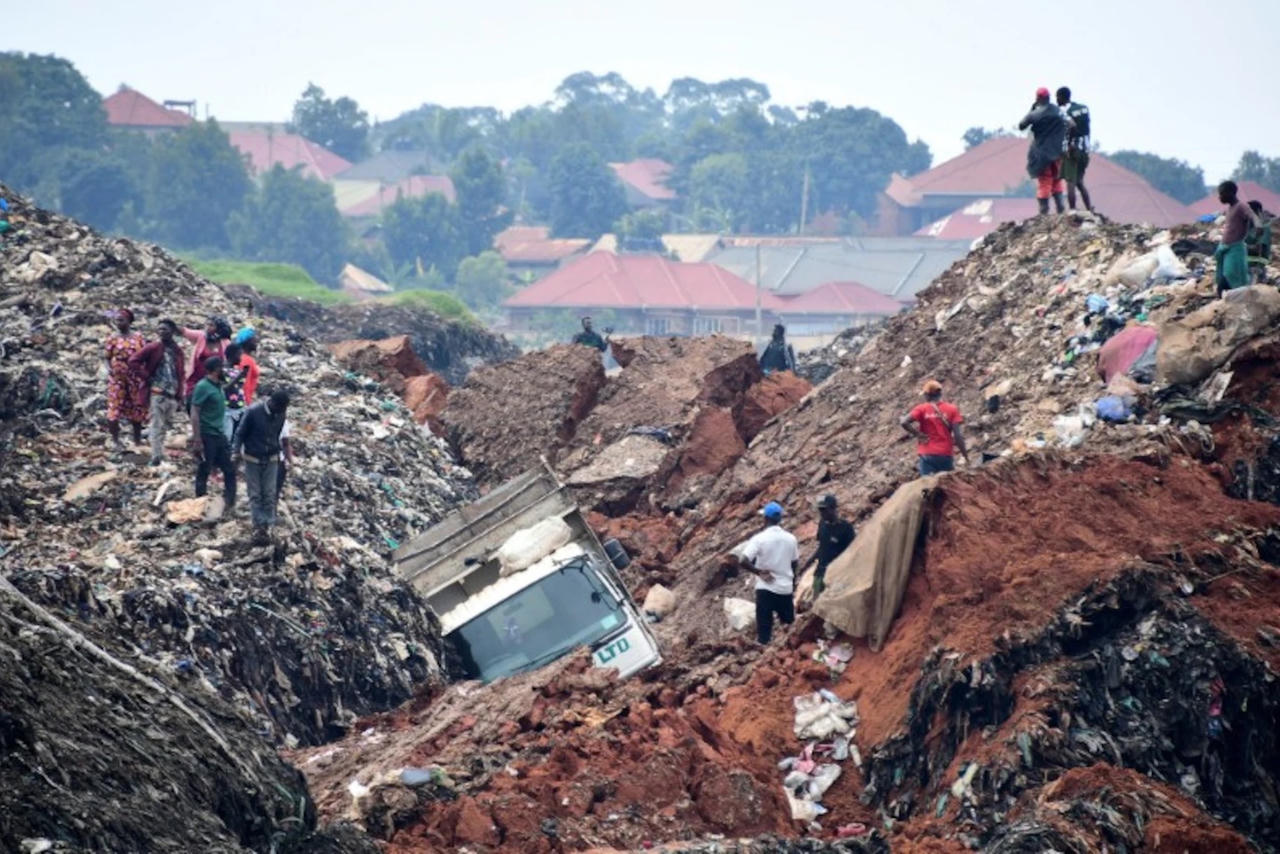 Số người thiệt mạng trong vụ sạt lở bãi rác ở Uganda tăng lên 21