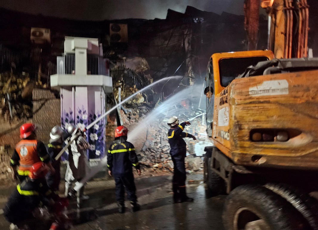 Thông tin về sức khỏe chiến sĩ bị thương khi cứu hỏa ở phố Phó Đức Chính, Hà Nội