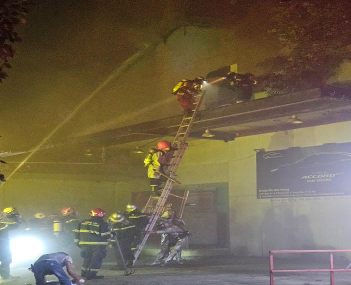 Thông tin về sức khỏe chiến sĩ bị thương khi cứu hỏa ở phố Phó Đức Chính, Hà Nội