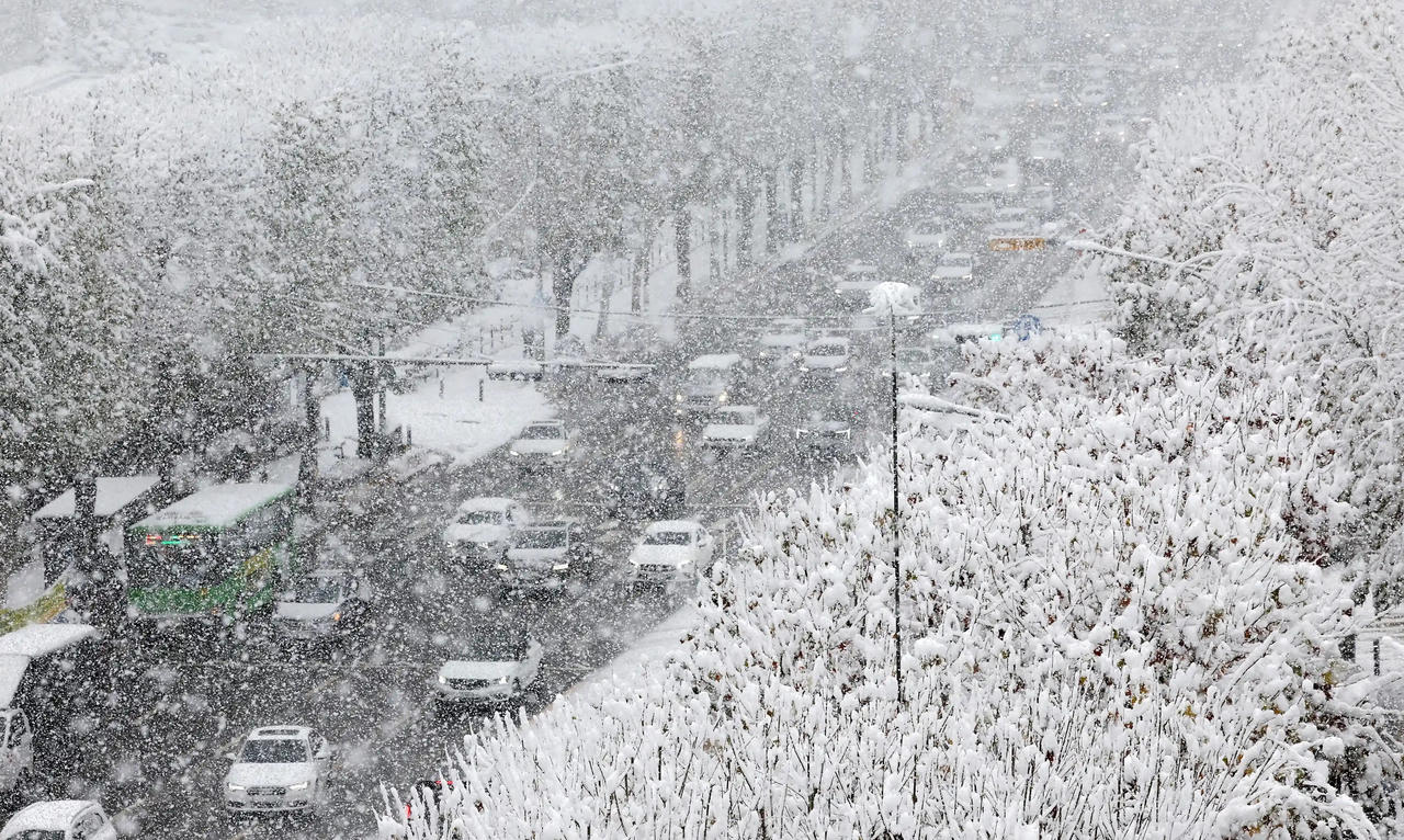 Hình ảnh Seoul (Hàn Quốc) hứng chịu bão tuyết lớn nhất trong hơn 50 năm