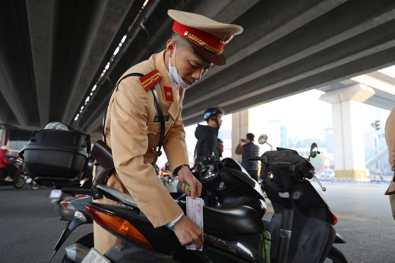 Công an Hà Nội xử phạt hơn 1,6 tỷ đồng trong 24 giờ triển khai xử phạt “tăng nặng” trong vi phạm luật giao thông