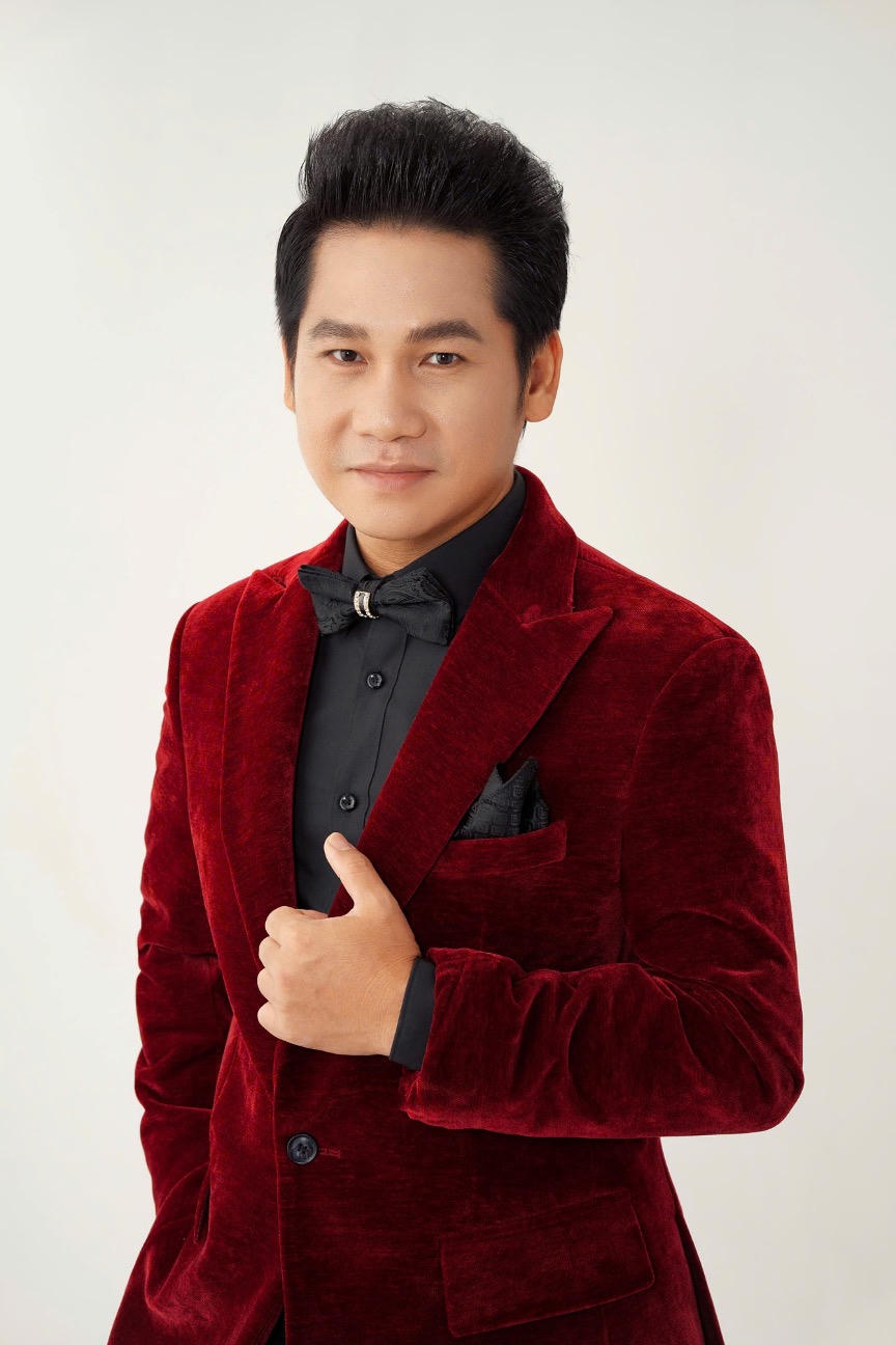 Bố con Duy Mạnh cùng Trọng Tấn, Đinh Thành Lê hát tại Eco Central Park tối mùng Ba Tết