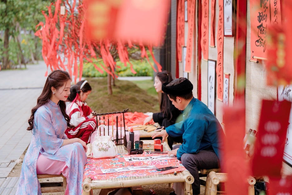 Bố con Duy Mạnh cùng Trọng Tấn, Đinh Thành Lê hát tại Eco Central Park tối mùng Ba Tết