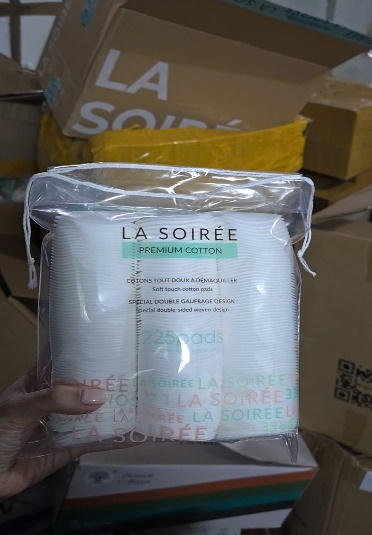 Khởi tố 2 đối tượng sản xuất bông tẩy trang giả