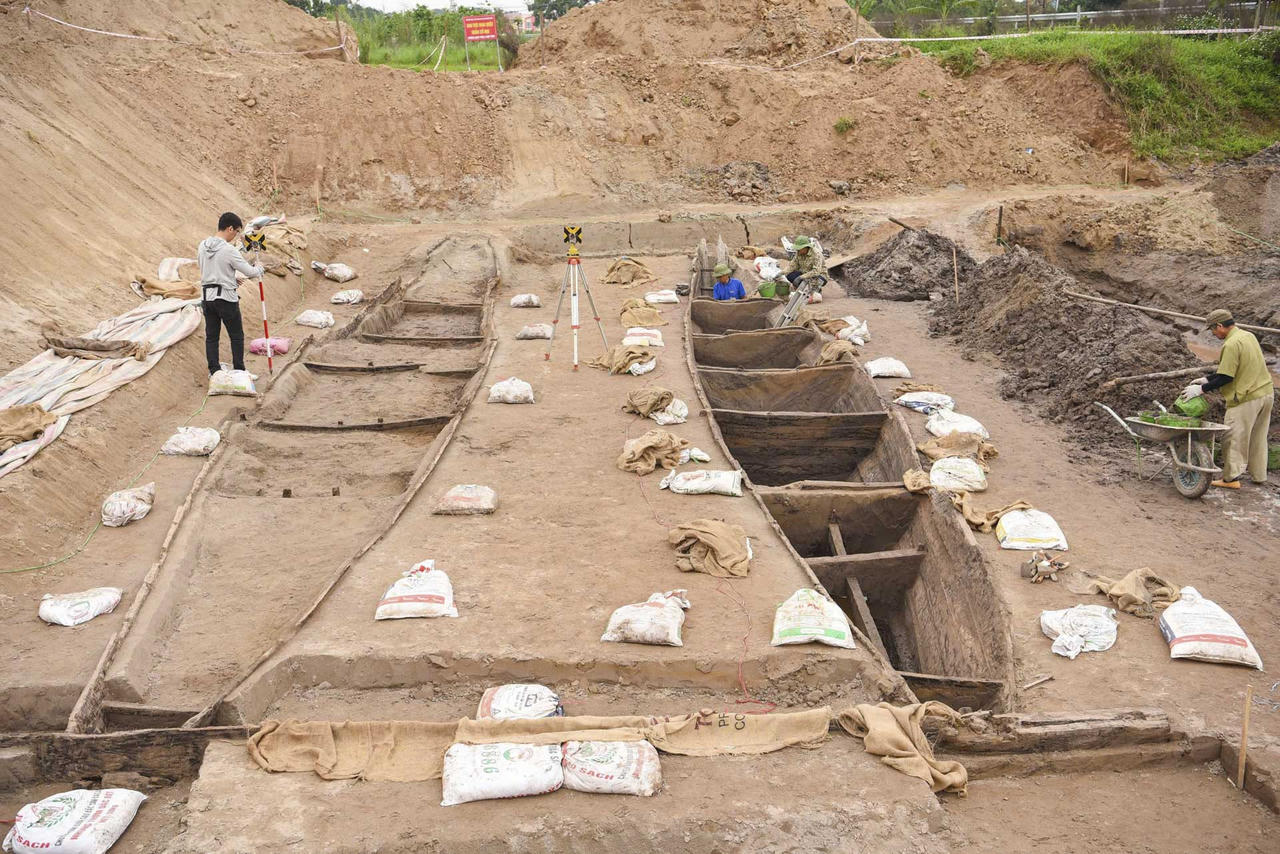 Đang khai quật 2 chiếc thuyền cổ dưới lòng ao ở Bắc Ninh