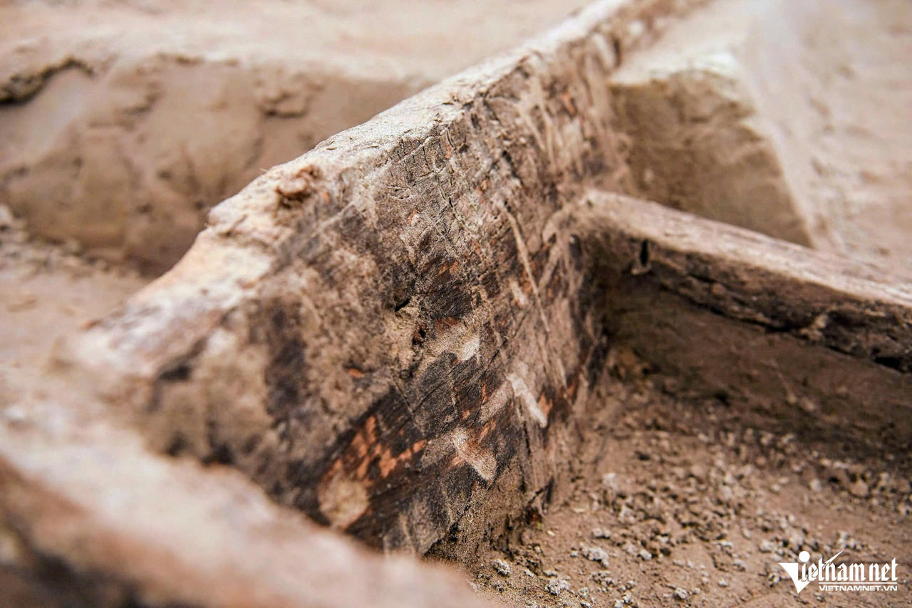 Đang khai quật 2 chiếc thuyền cổ dưới lòng ao ở Bắc Ninh