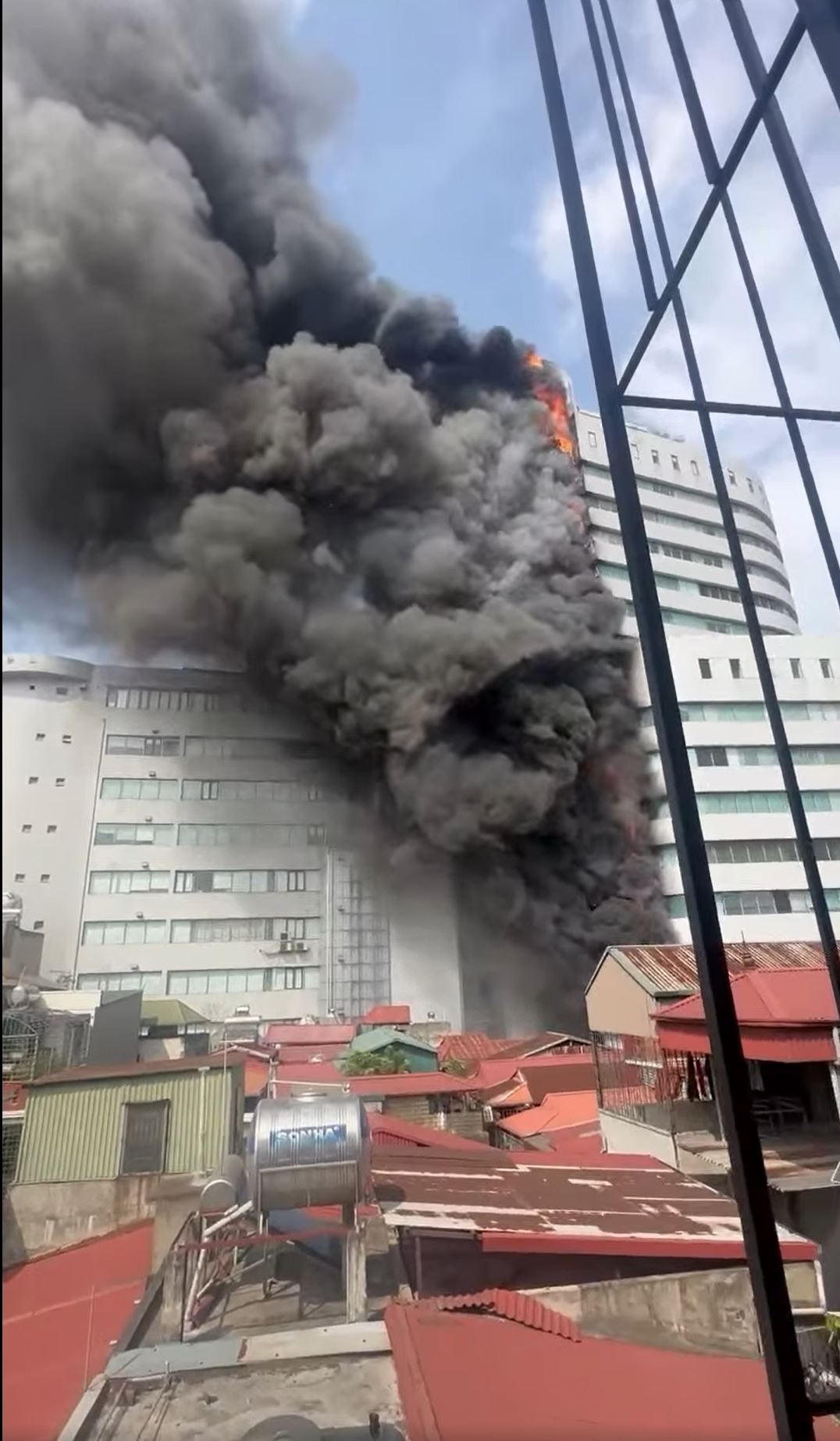 Cháy lớn tại nhà cao tầng ở phố Thái Hà, Hà Nội