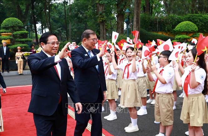 Thủ tướng Phạm Minh Chính chủ trì Lễ đón Thủ tướng Nhật Bản và Phu nhân thăm chính thức Việt Nam