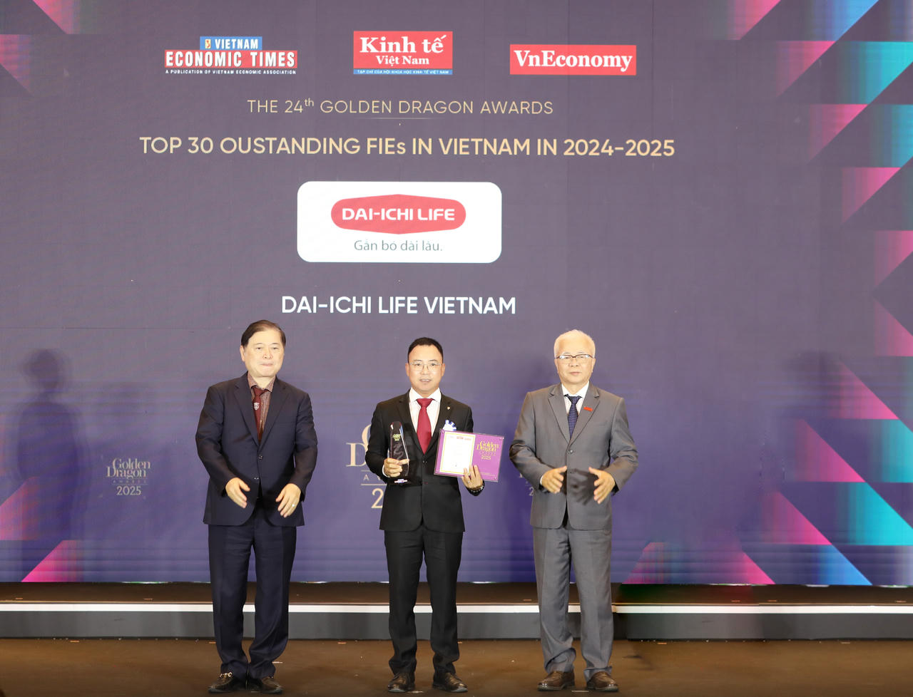 Dai-ichi Life Việt Nam vinh dự nhận 'Giải thưởng Rồng Vàng 2025 – Doanh nghiệp Chuyển đổi Số Tiêu biểu'