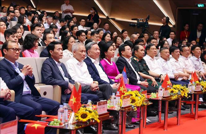 Tổng Bí thư Tô Lâm dự Chương trình nghệ thuật đặc biệt 'Đảng trong mùa Xuân đại thắng'