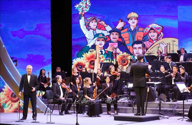 Tổng Bí thư Tô Lâm dự Chương trình nghệ thuật đặc biệt 'Đảng trong mùa Xuân đại thắng'