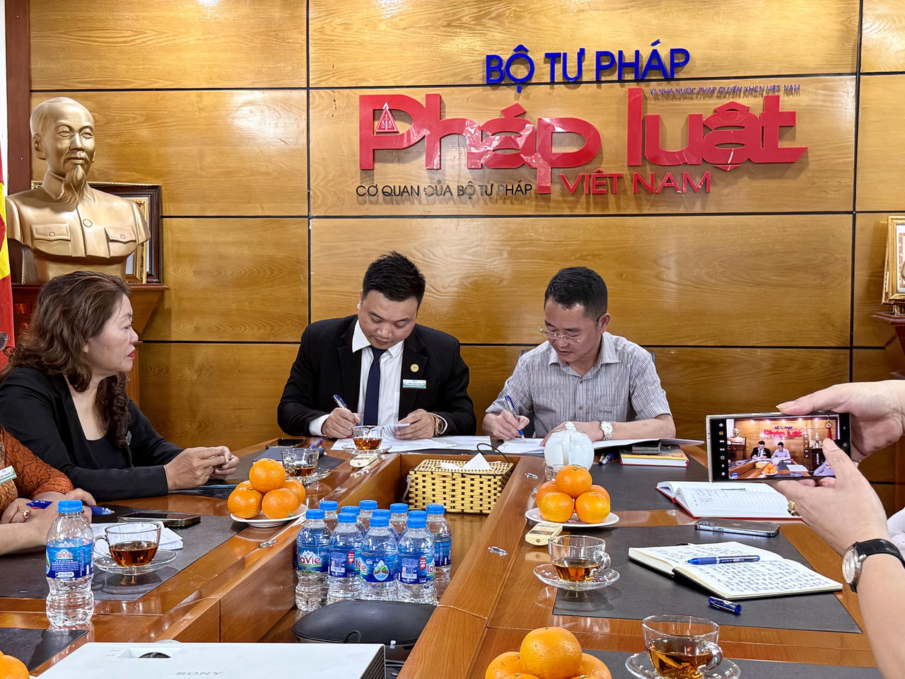 Báo Pháp luật Việt Nam ký kết hợp tác toàn diện với Công ty Cổ phần kết nối doanh nhân toàn cầu LMD