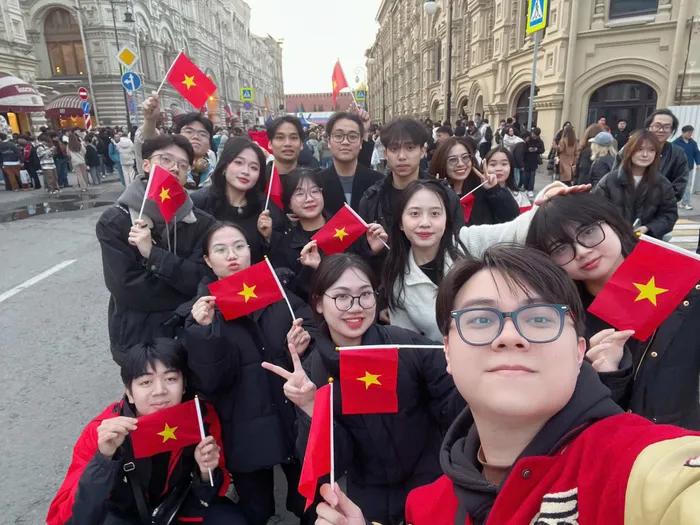 Bộ đội Việt Nam 'đi giữa vòng tay đồng bào' khi duyệt binh ở Moscow