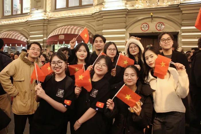 Bộ đội Việt Nam 'đi giữa vòng tay đồng bào' khi duyệt binh ở Moscow