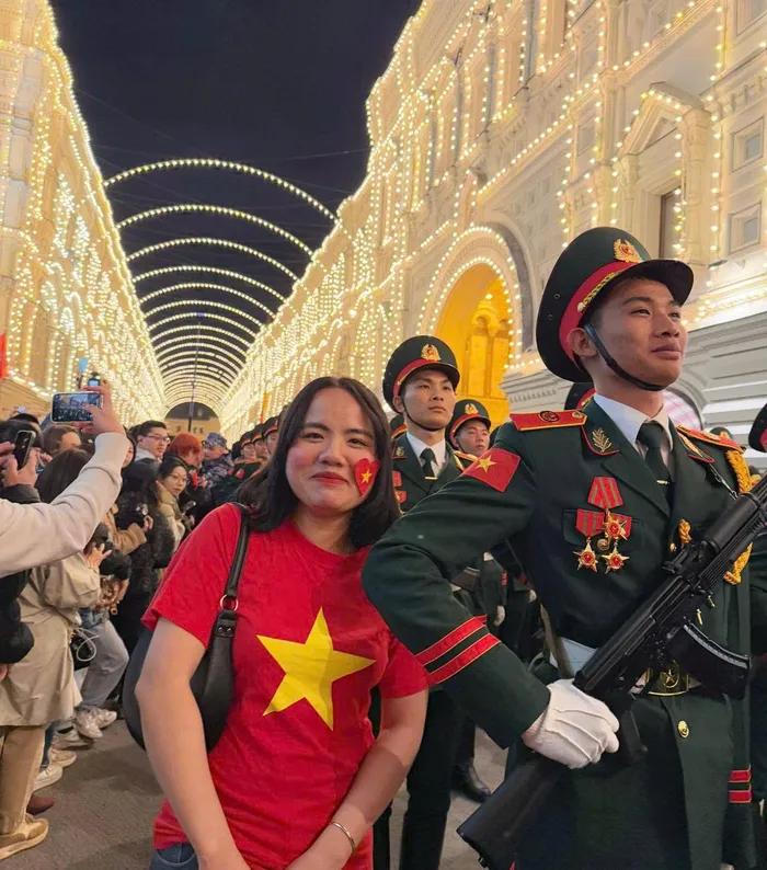 Bộ đội Việt Nam 'đi giữa vòng tay đồng bào' khi duyệt binh ở Moscow