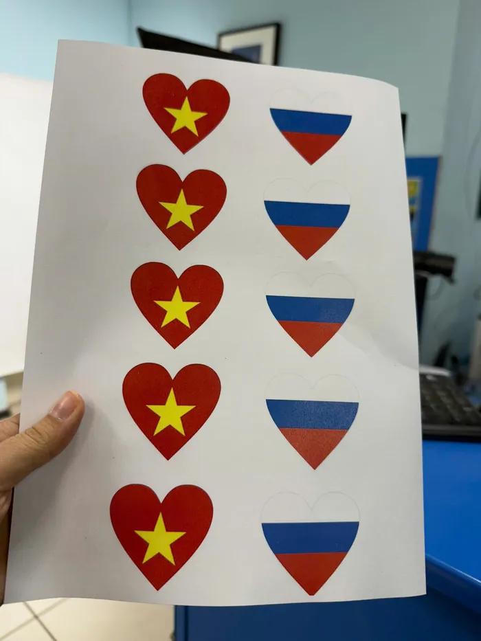 Bộ đội Việt Nam 'đi giữa vòng tay đồng bào' khi duyệt binh ở Moscow