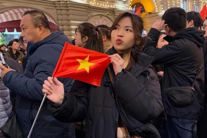 Bộ đội Việt Nam 'đi giữa vòng tay đồng bào' khi duyệt binh ở Moscow