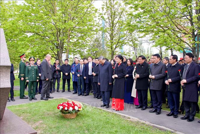 Tổng Bí thư Tô Lâm và Phu nhân dâng hoa tưởng nhớ Chủ tịch Hồ Chí Minh và Tổng Bí thư Lê Duẩn tại Moskva