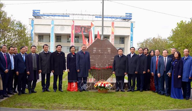 Tổng Bí thư Tô Lâm và Phu nhân dâng hoa tưởng nhớ Chủ tịch Hồ Chí Minh và Tổng Bí thư Lê Duẩn tại Moskva