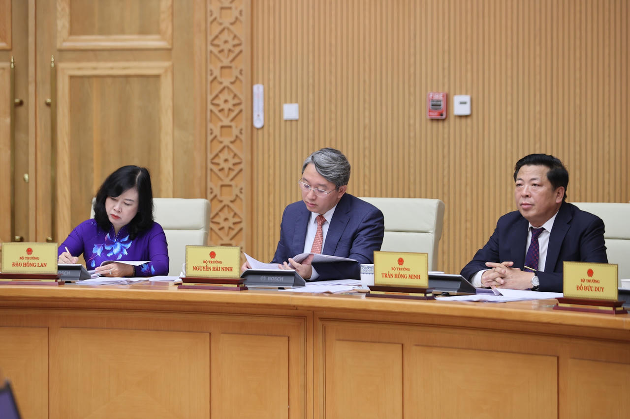 Thủ tướng: 'Làm ngày làm đêm, làm thêm ngày nghỉ' để hoàn thành công việc