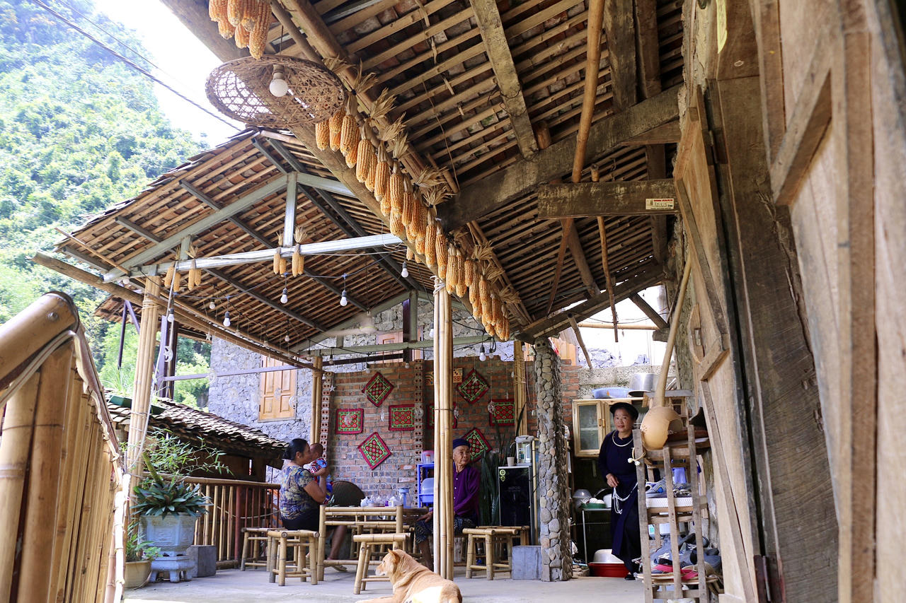 Ngôi làng đá tựa lưng vào núi giúp người Tày tại Cao Bằng thoát nghèo 