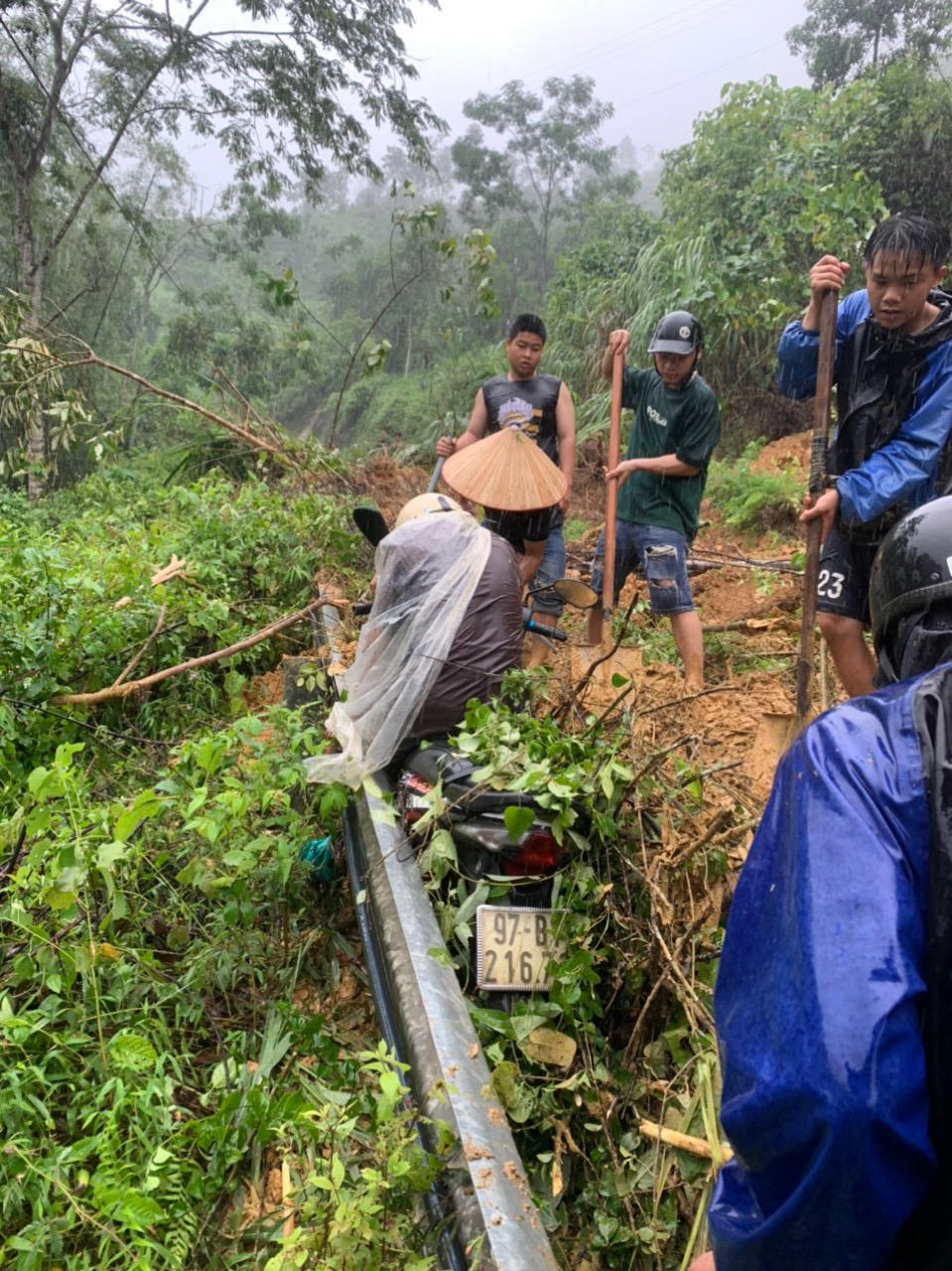 Sạt lở đất khiến 2 người đi đường bị thương 