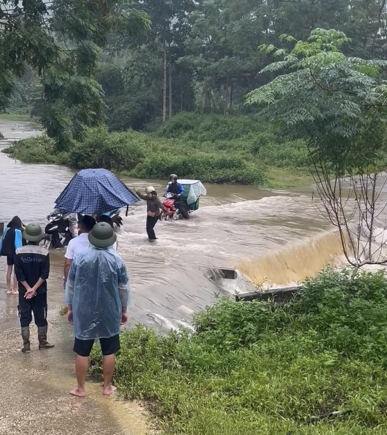 Nhiều đoạn đường ở Tuyên Quang ngập sâu do mưa to