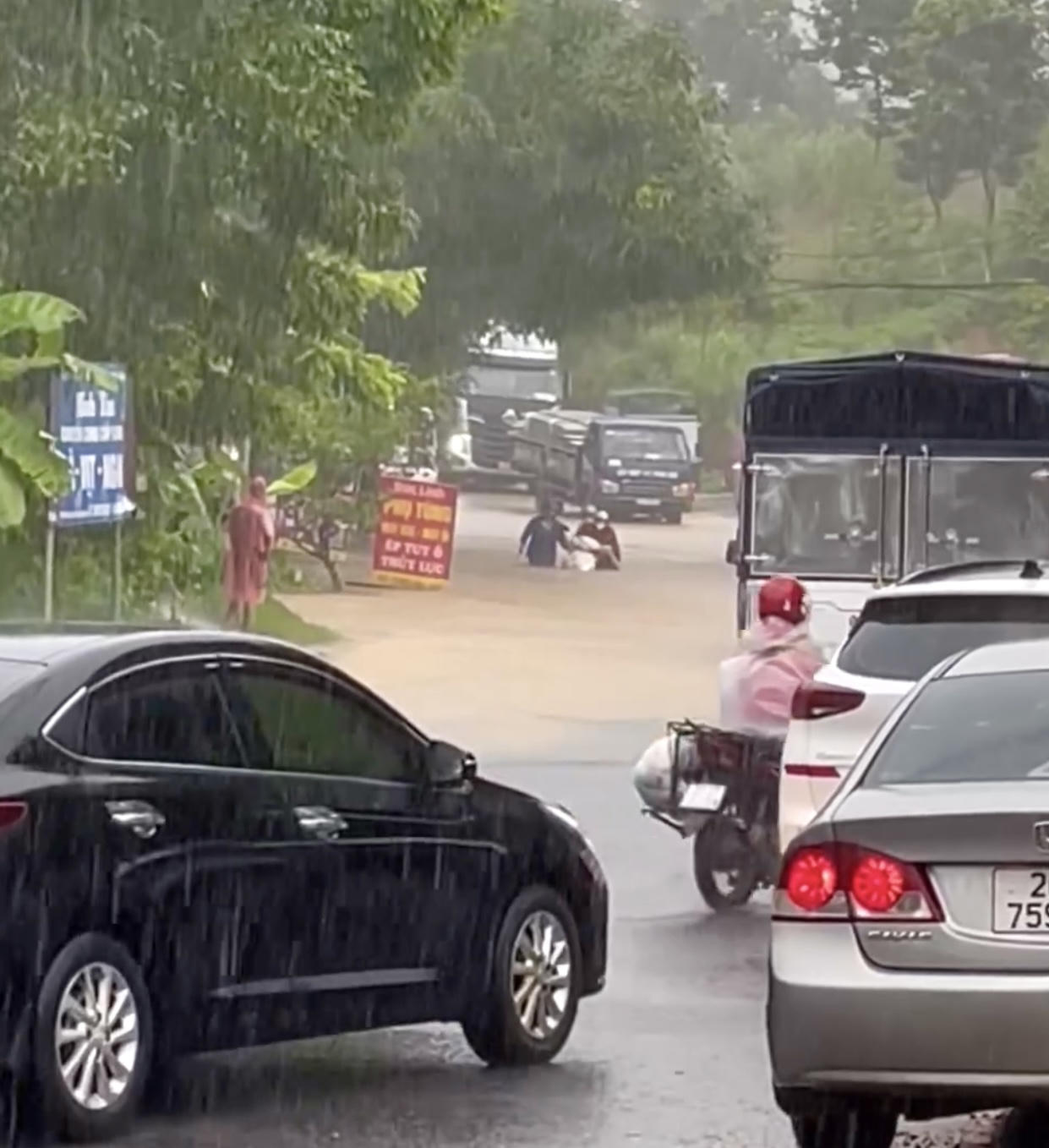 Nhiều đoạn đường ở Tuyên Quang ngập sâu do mưa to