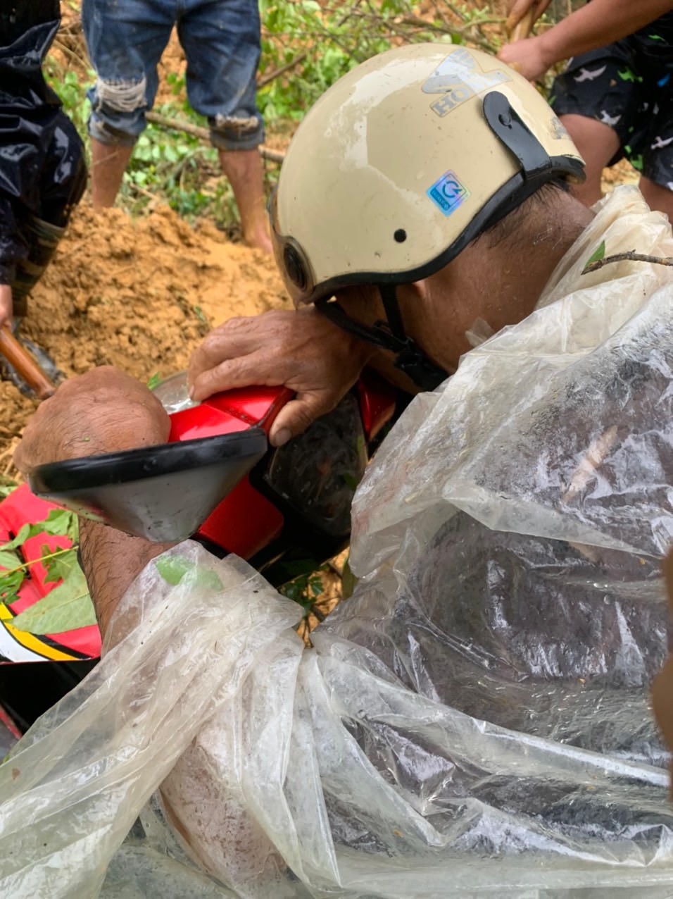 Sạt lở đất khiến 2 người đi đường bị thương 