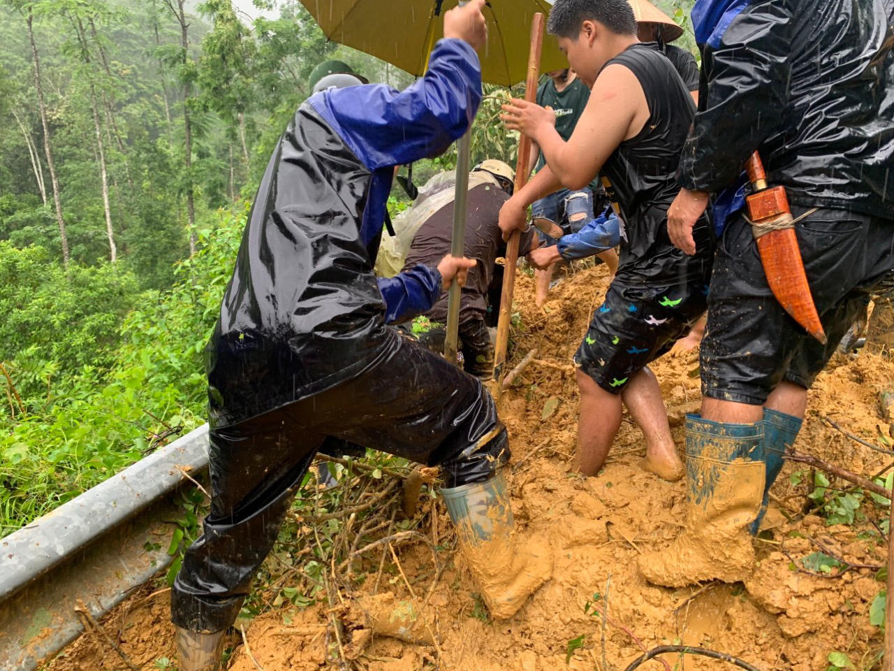 Sạt lở đất khiến 2 người đi đường bị thương 