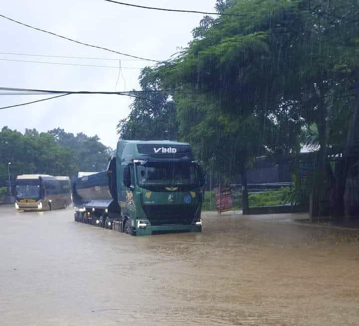 Nhiều đoạn đường ở Tuyên Quang ngập sâu do mưa to
