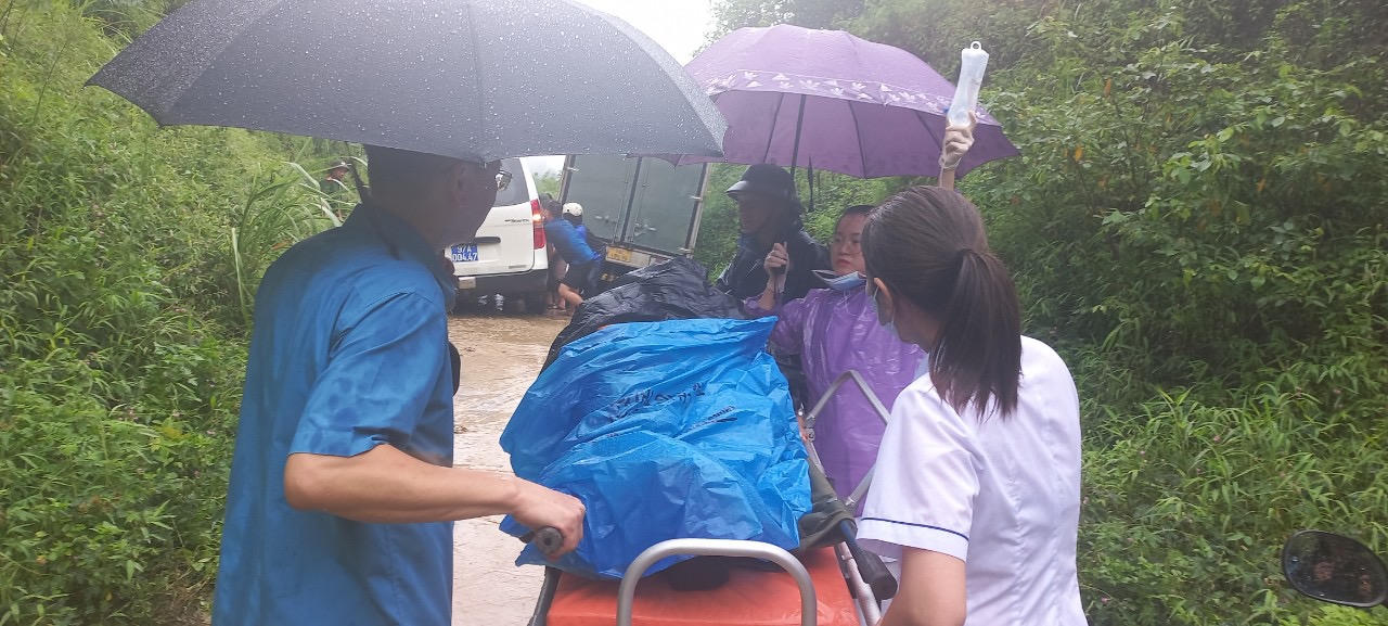 Sạt lở đất khiến 2 người đi đường bị thương 