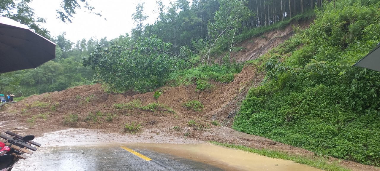 Sạt lở đất khiến 2 người đi đường bị thương 