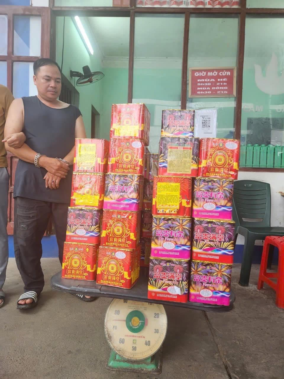 Khởi tố các đối tượng buôn bán pháo hoa nổ