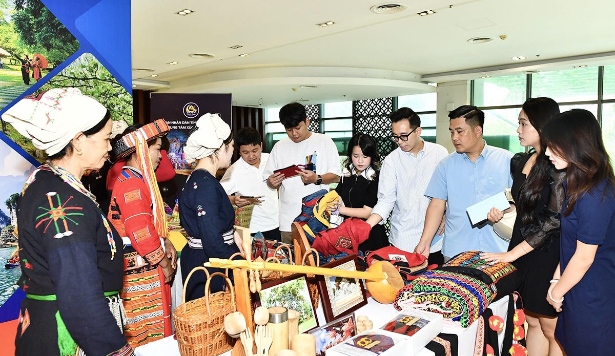 Lễ hội thành Tuyên 2024 với nhiều hoạt động trưng bày, biểu diễn văn hóa phong phú 