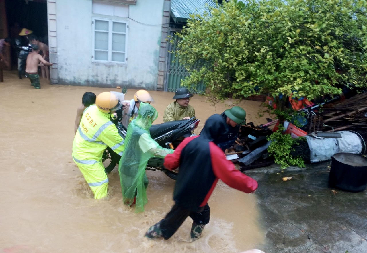 Cao Bằng: Lực lượng công an hỗ trợ nhân dân khắc phục thiên tai 