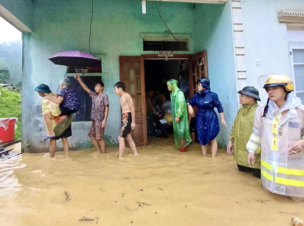 Cao Bằng: Lực lượng công an hỗ trợ nhân dân khắc phục thiên tai 