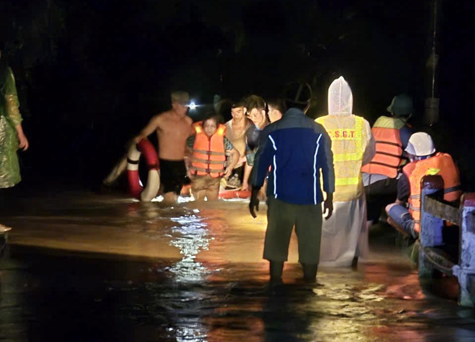 Cao Bằng: Lực lượng công an hỗ trợ nhân dân khắc phục thiên tai 