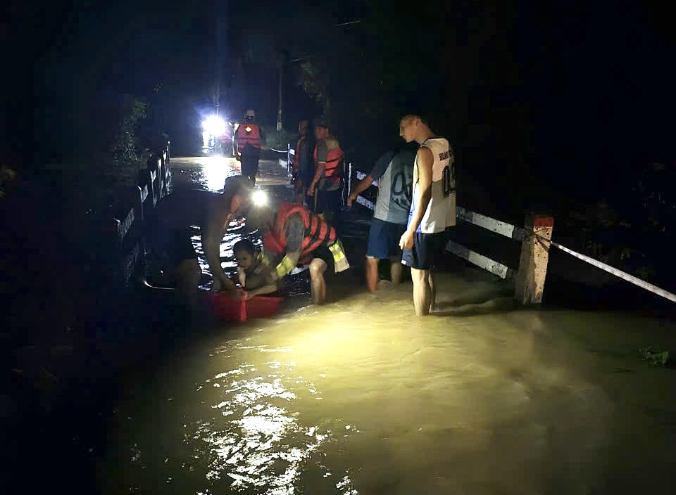 Cao Bằng: Lực lượng công an hỗ trợ nhân dân khắc phục thiên tai 